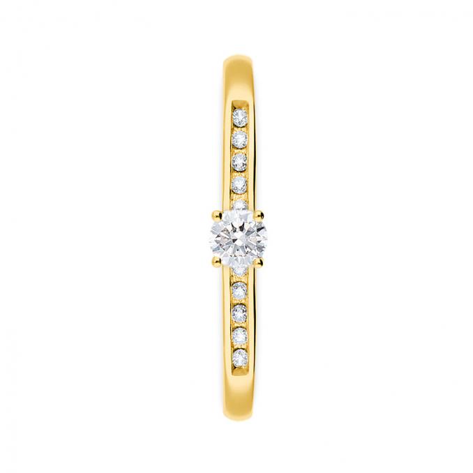 Frontale Aufnahme von einem Verlobungsring aus Gelbgold mit vielen Diamanten
