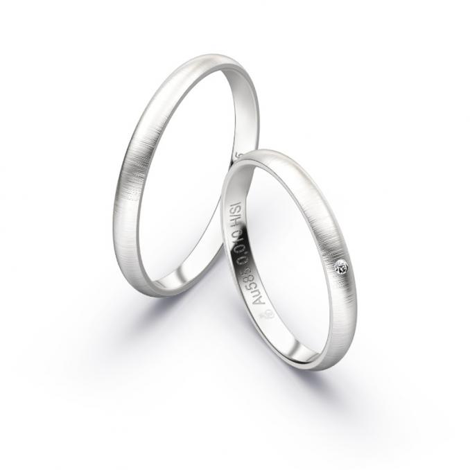 Aufnahme von Eheringen aus Weissgold mit Diamanten und Querbürstung in 2,5 mm Breite