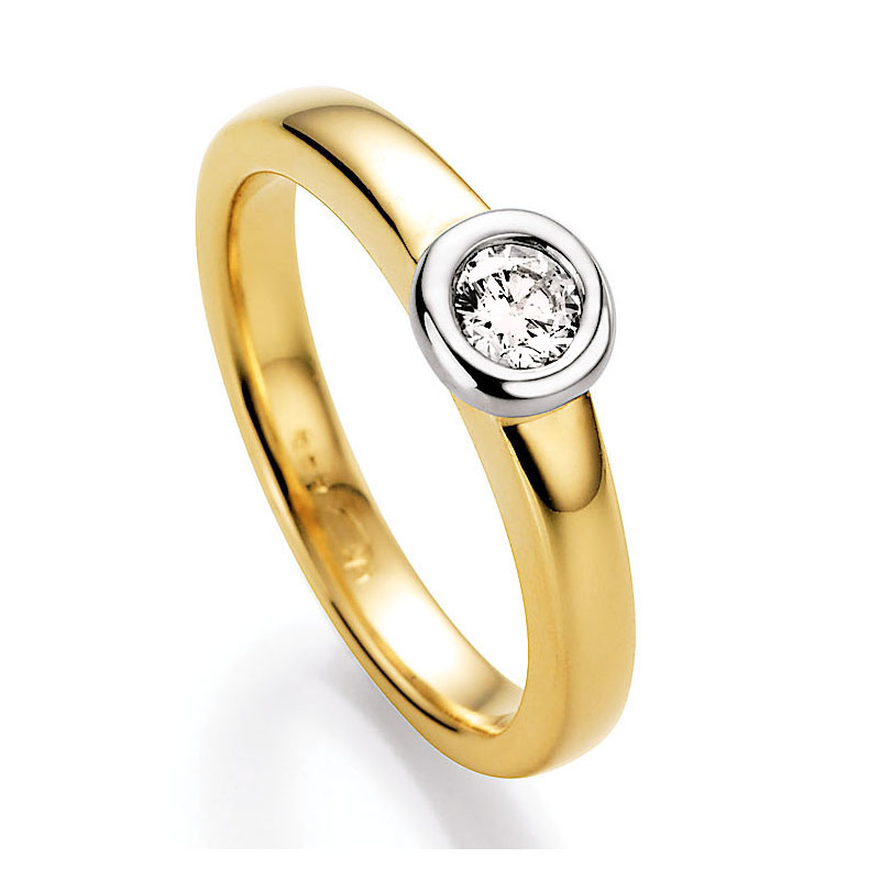 Aufnahme von einem Verlobungsring aus Gelbgold und Weissgold mit Diamant von 0.25 Karat 