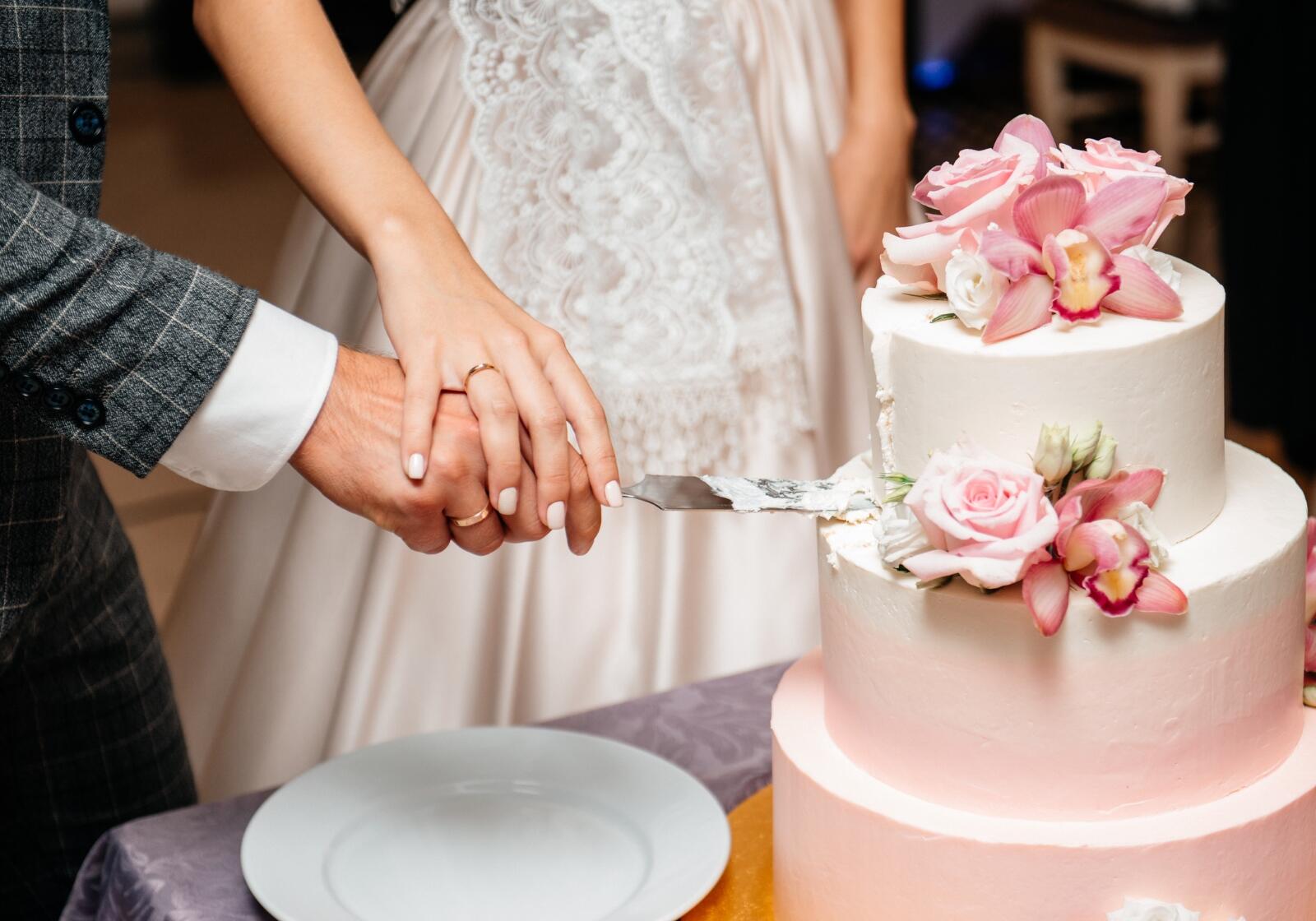 Brautpaar schneidet Torte an