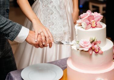 Brautpaar schneidet Torte an