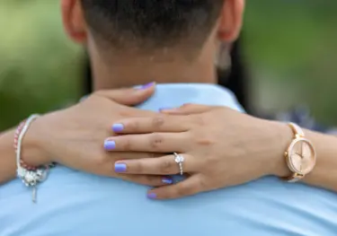 Hände mit Verlobungsring