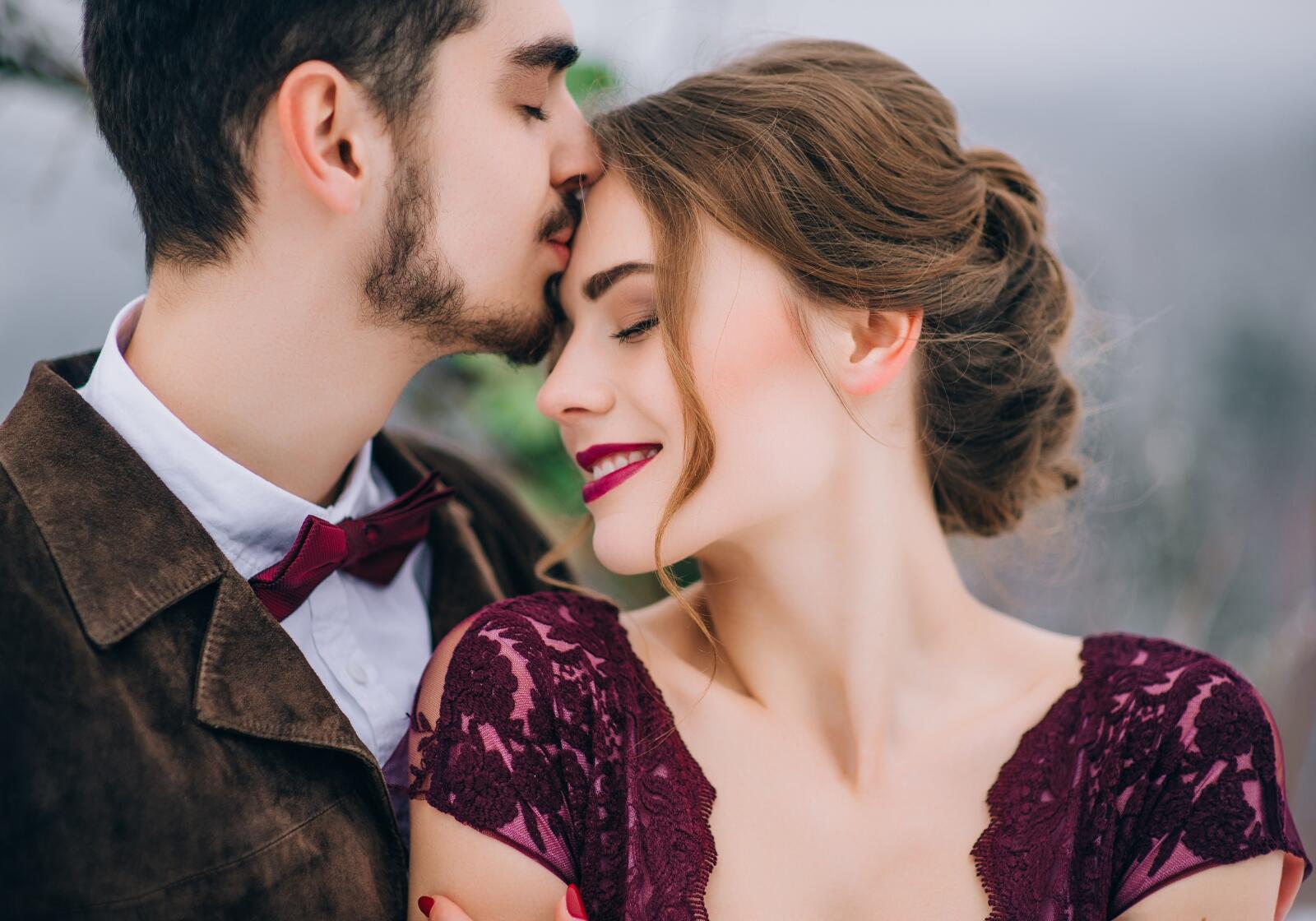 Bräutigam küsst Braut auf die Stirn