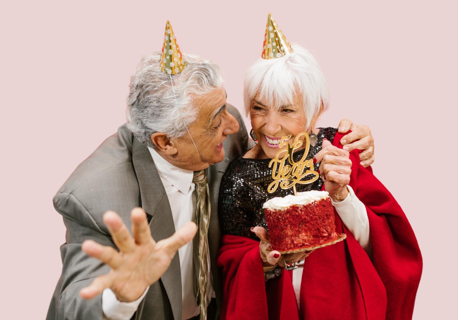 Älteres Paar mit Torte