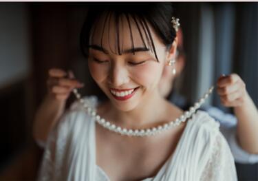 Braut zieht Brautschmuck an