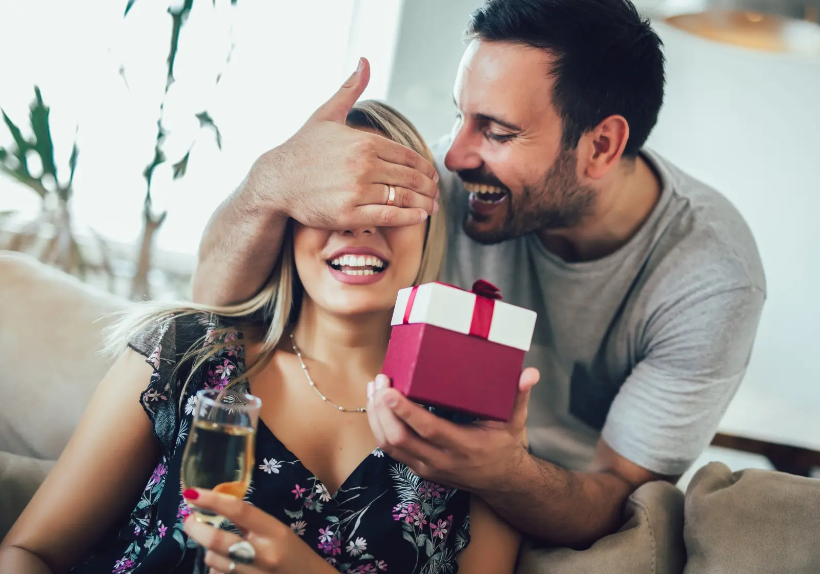 Mann überreicht Frau Geschenkbox