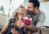 Mann überreicht Frau Geschenkbox