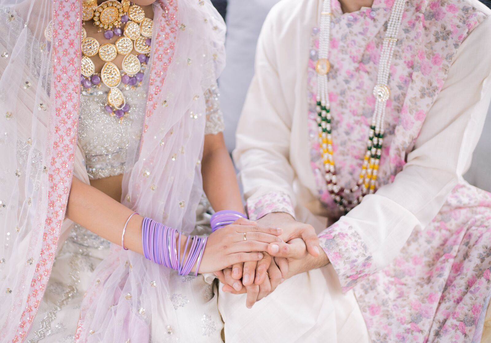 Paar hält sich an den Händen