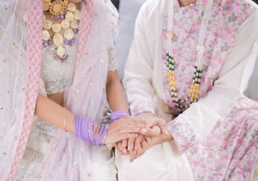 Paar hält sich an den Händen