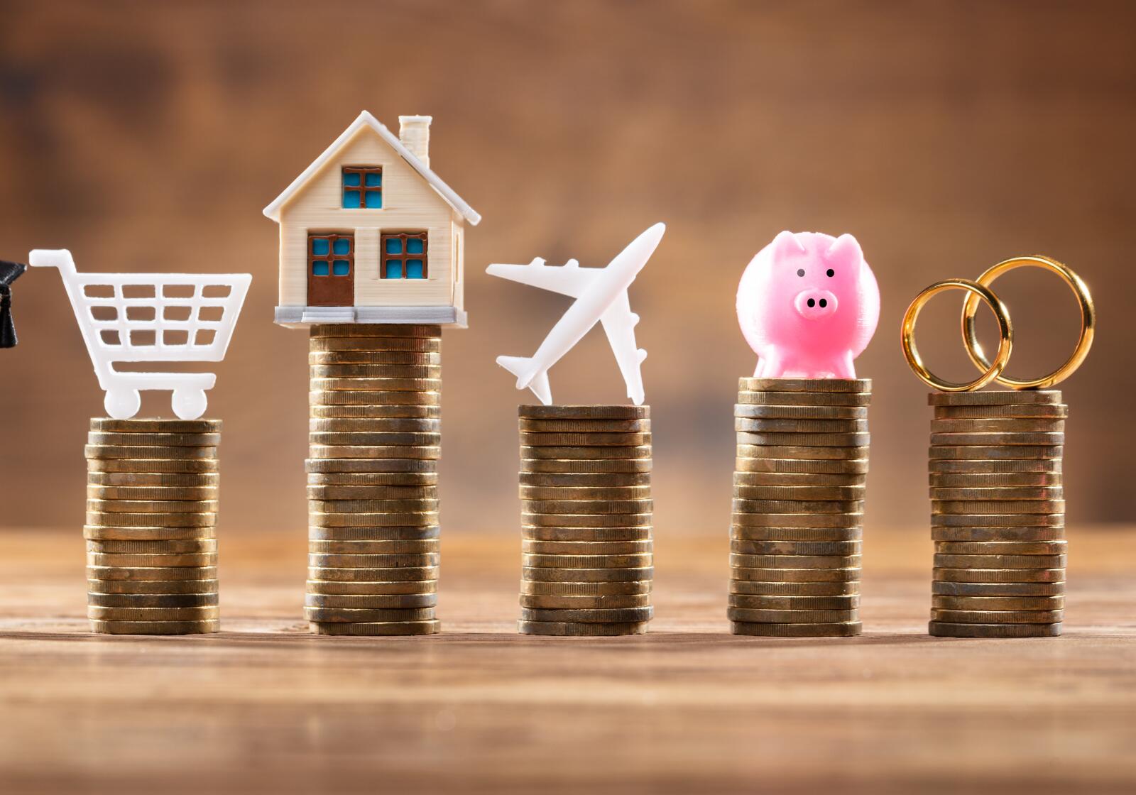 Münzenstapel mit Figuren oben