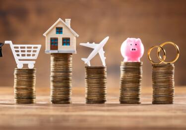 Münzenstapel mit Figuren oben