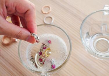 Schmuck in Seifenwasser