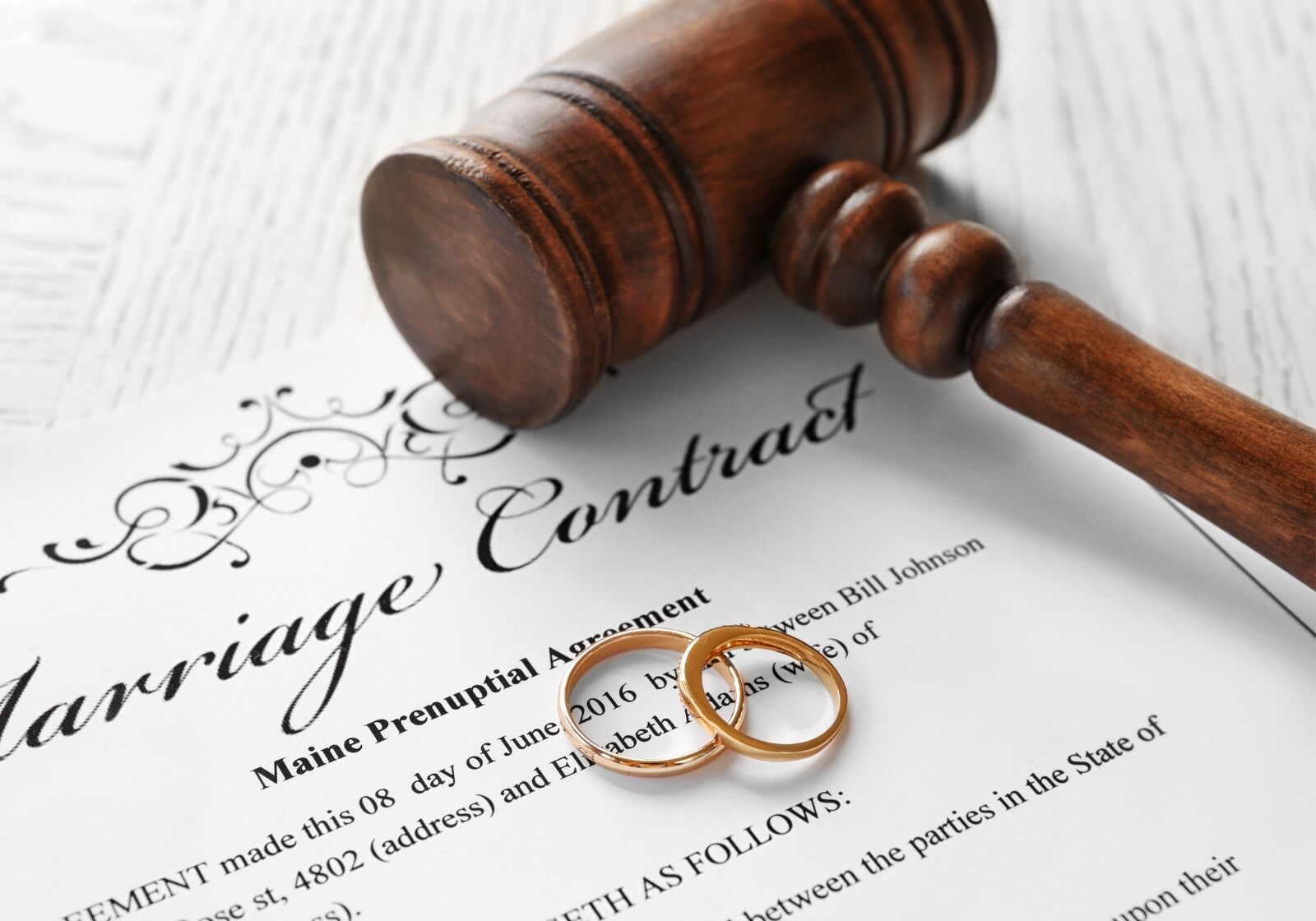 ehevertrag mit ringen und hammer