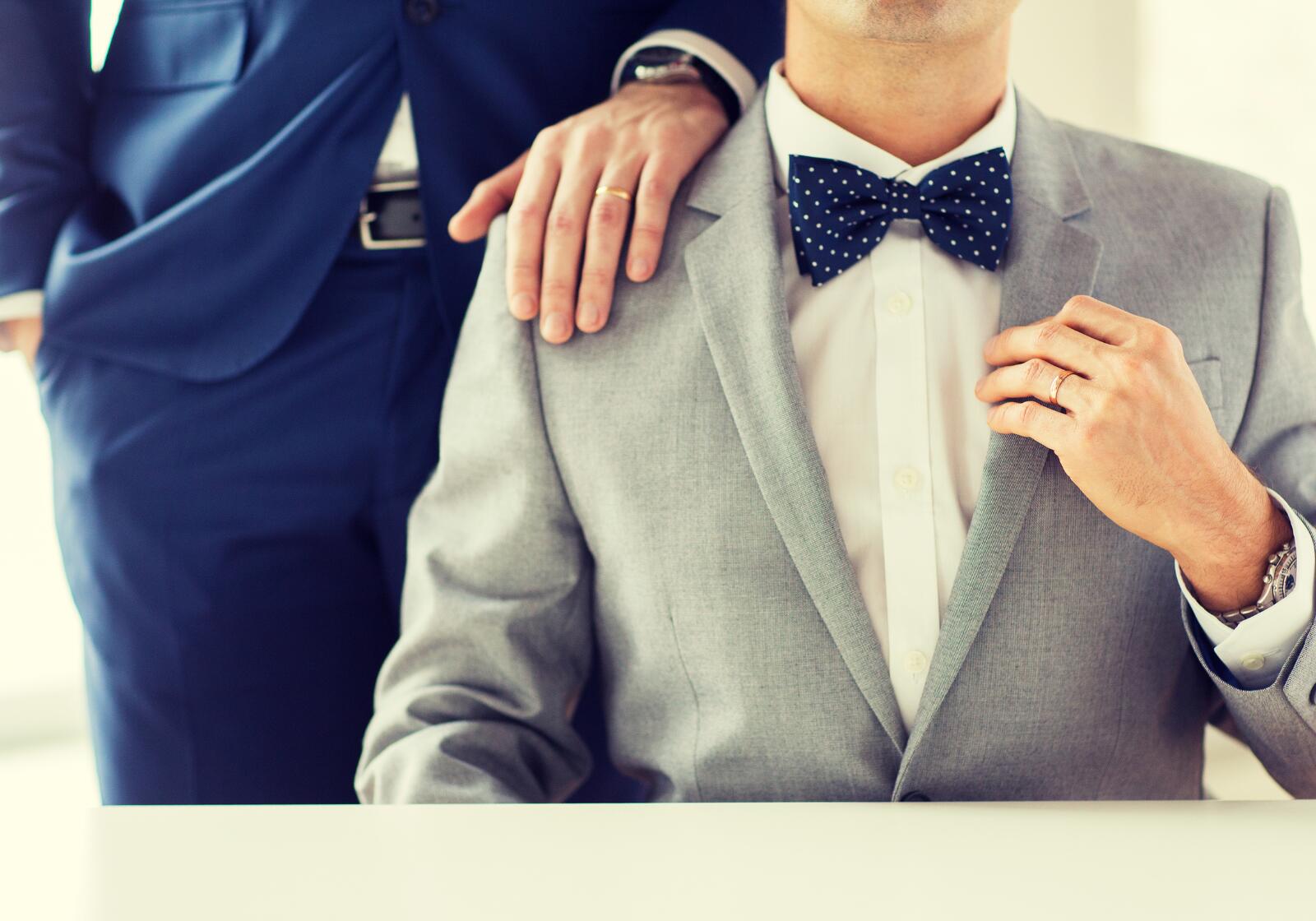 Mann legt Hand auf Schulter von Mann