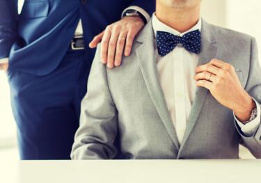 Mann legt Hand auf Schulter von Mann