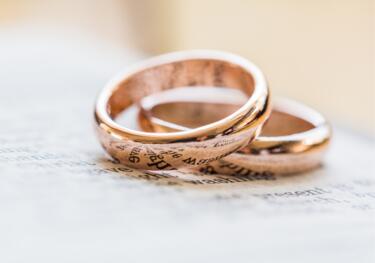 Ringe liegen auf Buchseite