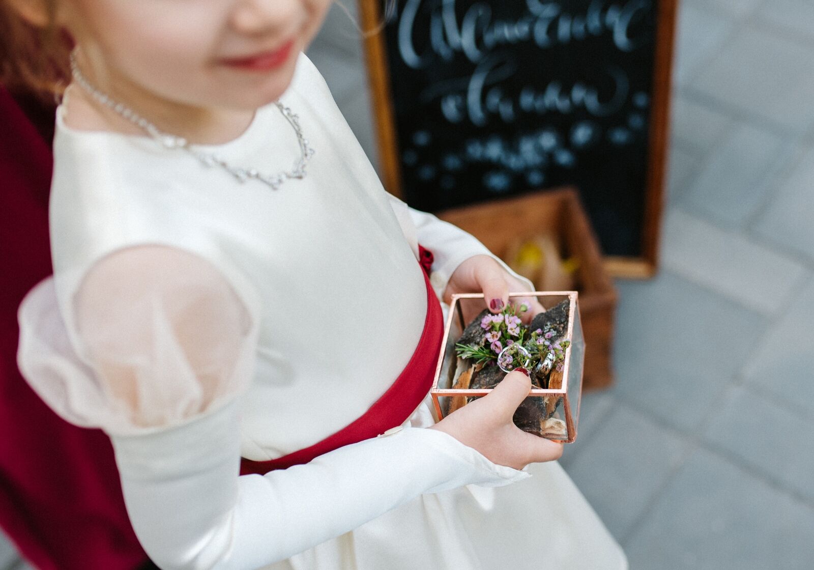 Kind mit Box mit Eheringen