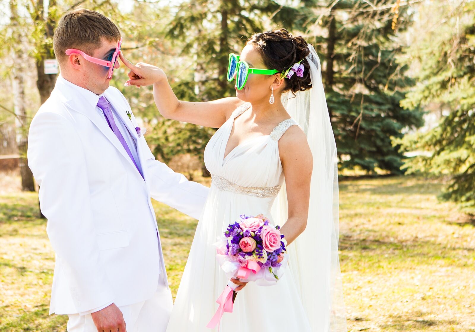 Brautpaar mit großen lustigen Brillen