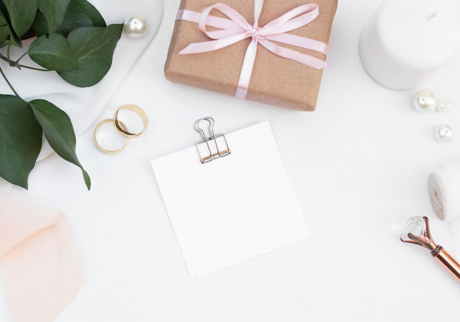 Tisch mit Ringen, Liste, Pflanze