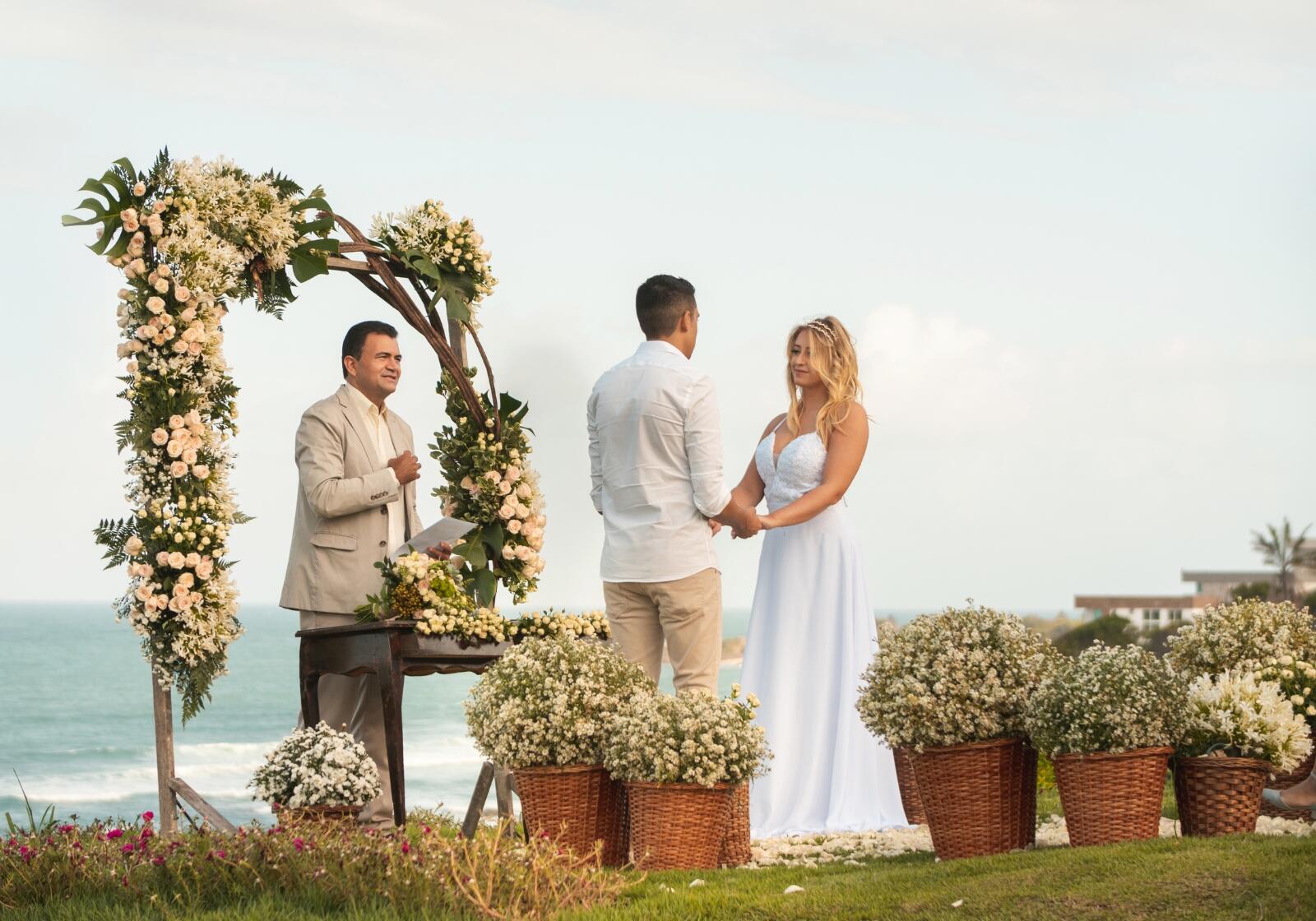 Hochzeit im Freien mit Blumen