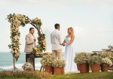 Hochzeit im Freien mit Blumen