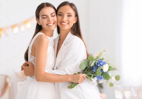 Zwei Bräute umarmen sich