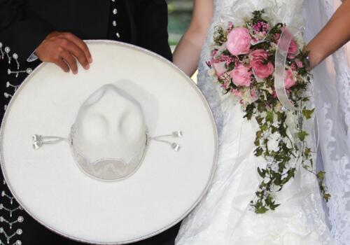 Hochzeitspaar mit mexikanischem Hut