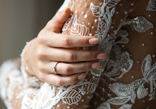 Braut mit Verlobungsring am Finger