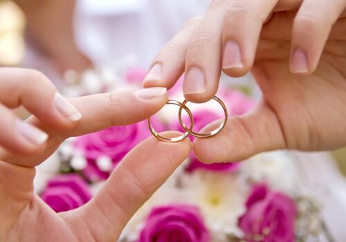 Hände mit Eheringen