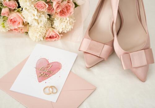 Schuhe, Einladung und Eheringe