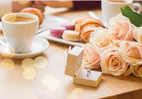 Frühstückstisch mit Verlobungsring