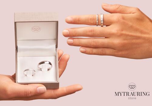 Hand mit Ring und Etui mit Ringen