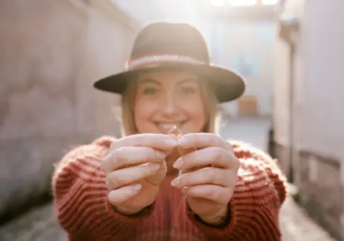 Frau hält Verlobungsring in Kamera