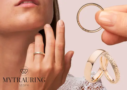 Ring auf Hand am Gesicht