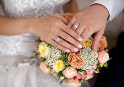 H&auml;nde auf Blumenstrau&szlig;