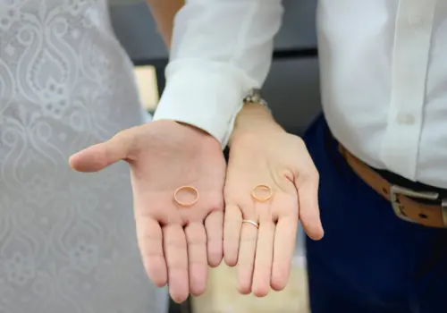 H&auml;nde halten Ringe