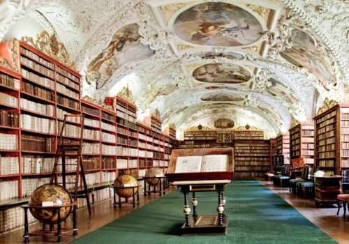Bibliothek mit Büchern und Fenster