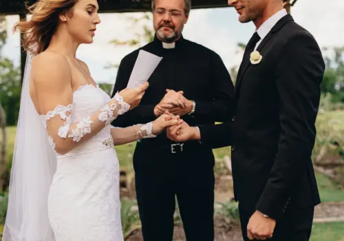 Brautpaar liest Ehegel&uuml;bde