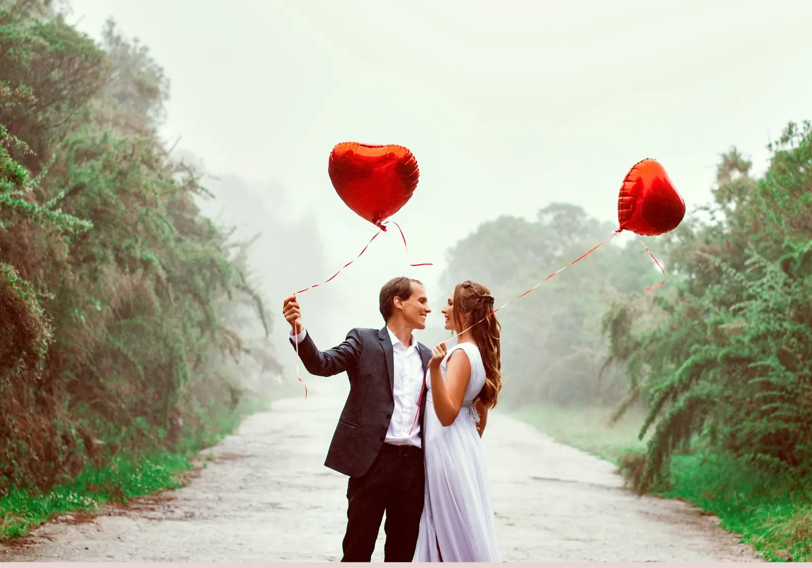 Brautpaar mit Luftballons in Natur