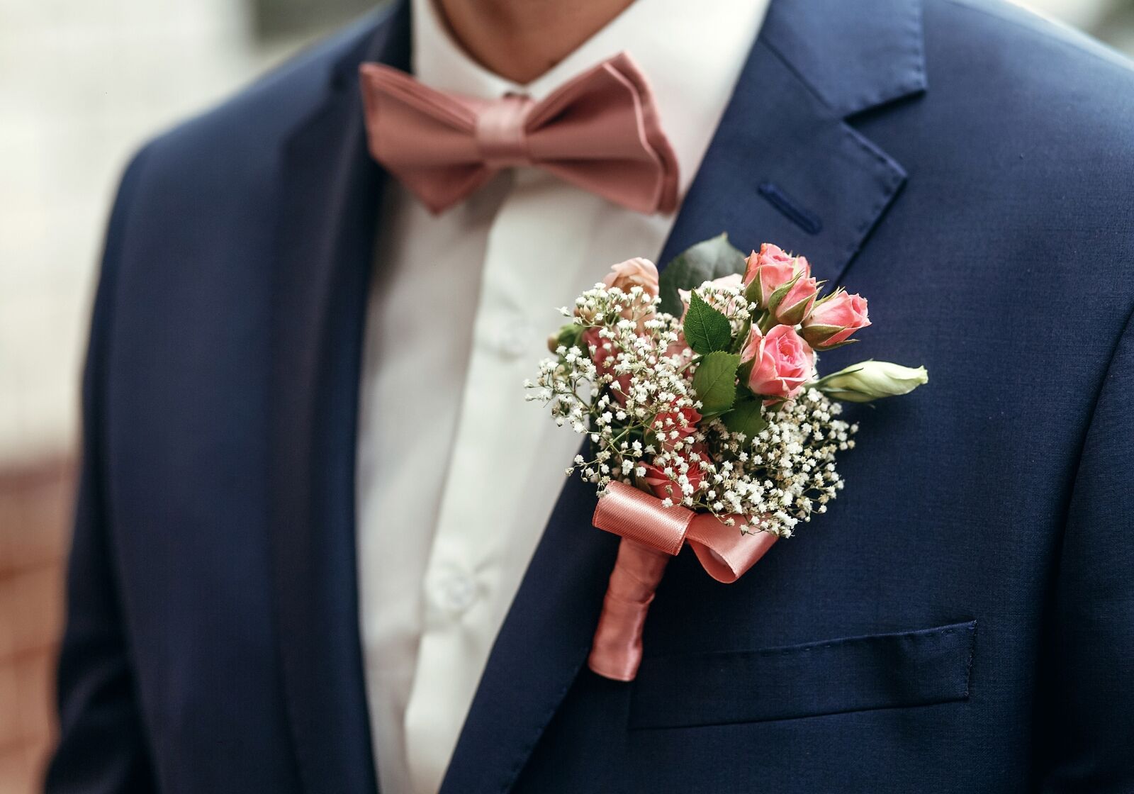 Mann im Anzug mit Blume am Abschlag