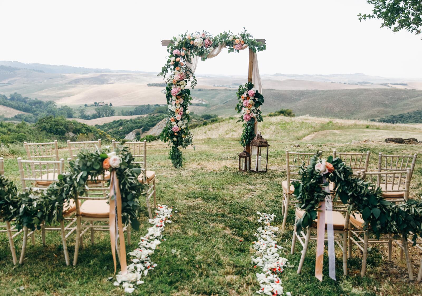 Hochzeitsdekorationen mit Blumen in der Natur