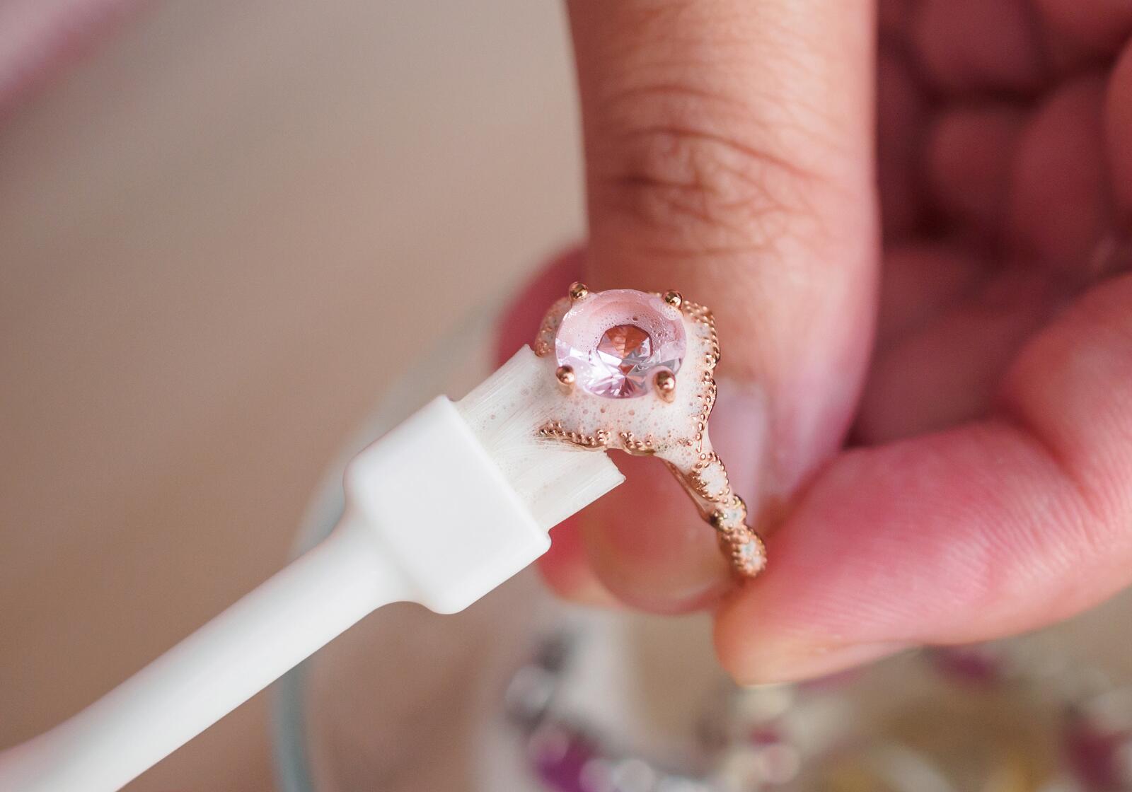 Putzen eines Eherings mit Bürste