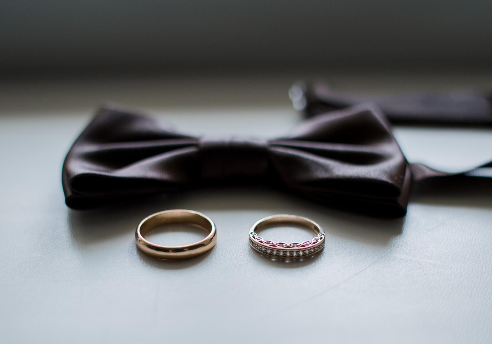 Ringe auf dem Tisch liegend mit Fliege