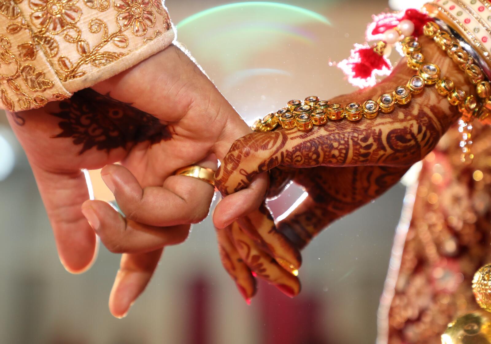 Hände verziert halten sich