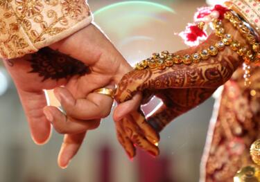 Hände verziert halten sich