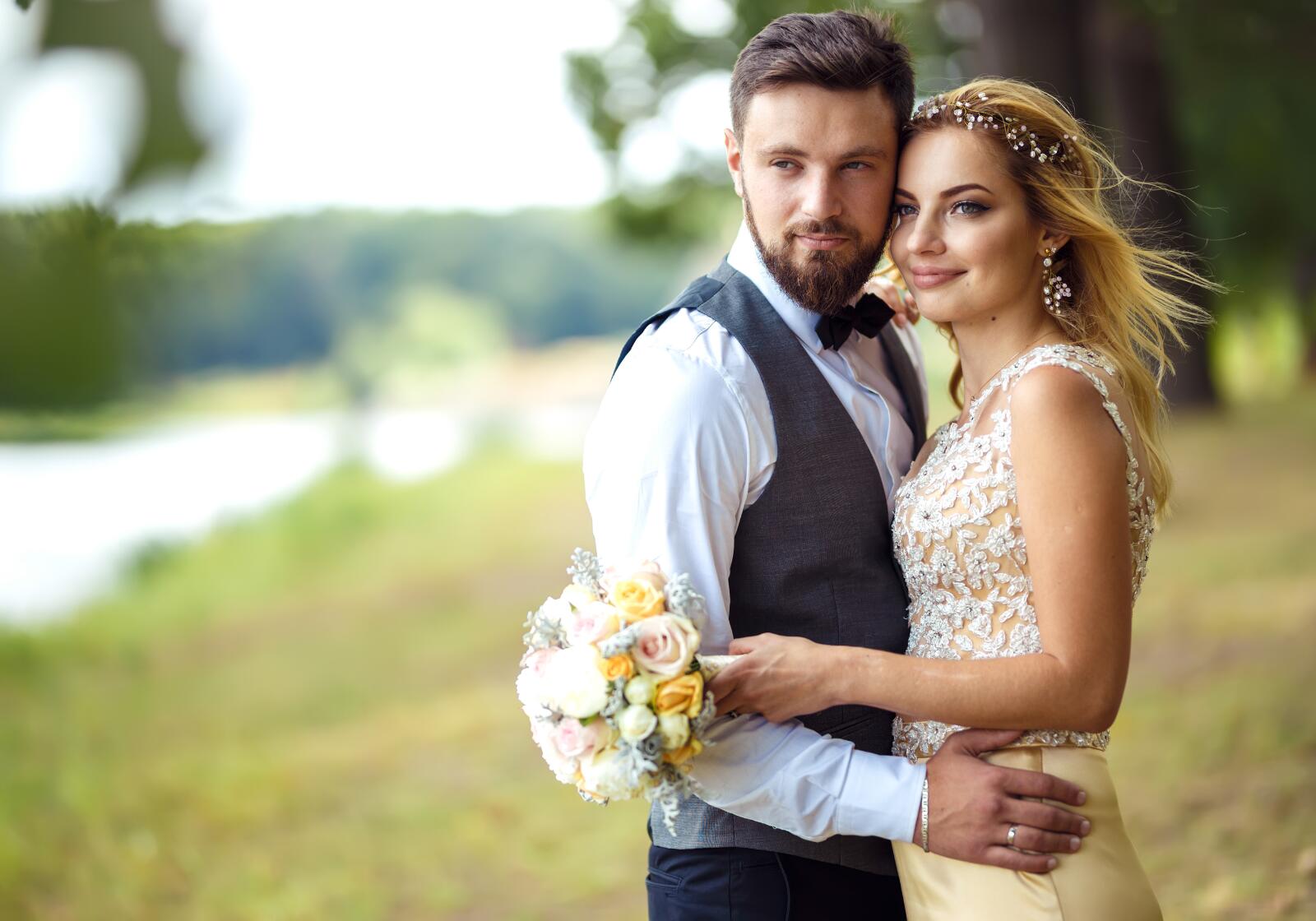 Brautpaar umarmt sich und schaut in die zukunft