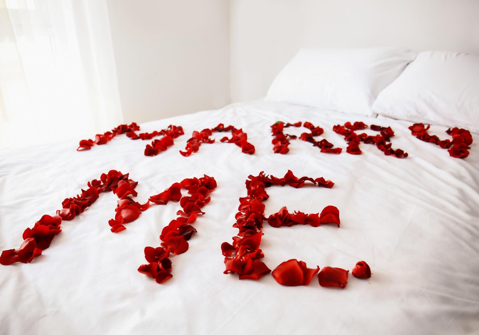 Bett mit Rosenblättern als Marry me