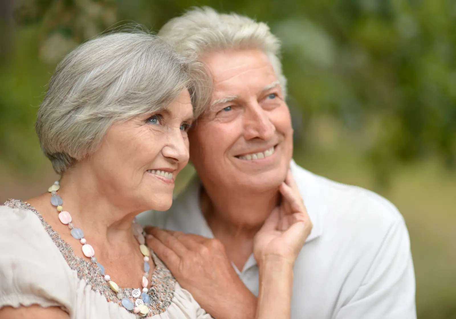 Älteres Paar lächelt